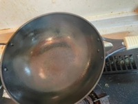 新品の鉄の中華鍋を焼き入れをしたのですが 洗い流す際 真っ黒な水でスポンジが真っ黒になる程でした。
テフロン加工された中華鍋だったのでしょうか？このまま使っても問題ないでしょうか？ 