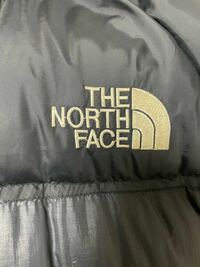 メルカリでノースフェイスのヌプシジャケットを購入したところロゴが繋がっていたのですが偽物なのでしょうか？ また返品に詳しい方いらっしゃいますか？