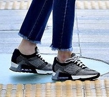 この写真に写っているスニーカーのメーカーや種類がわかる方いますか？ 韓国の女優ハ・ジウォンさんが履いていたものです。