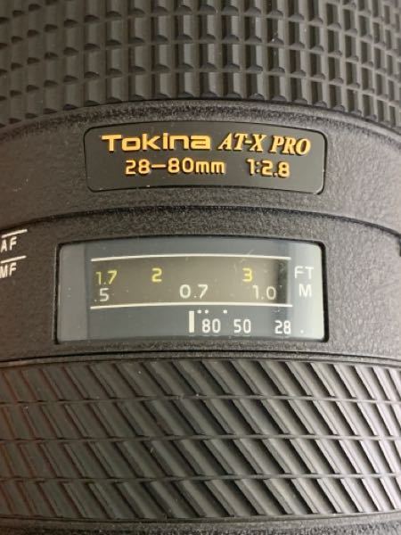 レンズの距離指標の見方について質問です。 焦点距離の数字の上にドットが3つあるのですが、これは何を意味するのでしょうか。 レンズはtokina at-X pro 28-80です。