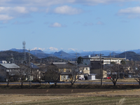 最近の天気が良い日に、岐阜県の南部の平地から、東北東の方向に、白い山脈が見えたので、写真を撮りました。この山脈は中央アルプスでしょうか。 