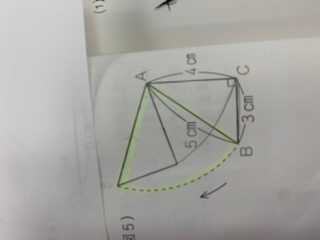 中学受験算数5年生の基本問題です。 図の直角三角形ABCを、頂点Aを中心にして矢印の方向に72度回転させるとき、直角三角形ABCが動いた面積は何㎠ですか？ 半径5センチ、中心角72度のおうぎ形 三角形ABC の合計と解説にはありました。 辺AB、辺ACが動いた後の図形の面積は考えらるの ですが、辺BCは、どのように動き、 三角形ABCが動いた面積を考えるのでしょうか？
