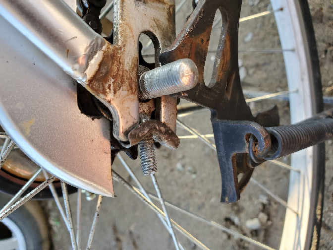 至急お願いします。 自転車後輪のこのネジと曲がっている鉄の板があるところの名称を教えてください！