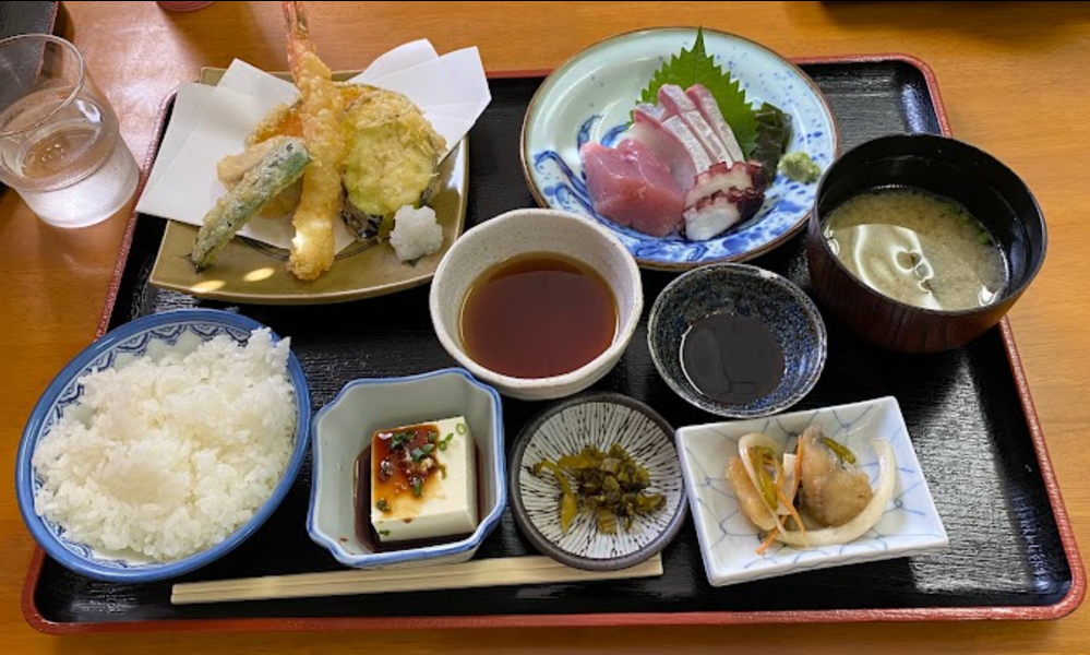 安くて美味しい海の幸食堂が見つかったら釣り行くのがバカバカしくなりますかね？ 例えばカンパチの刺身付き天ぷら定食が1200円、ウニ・イクラ・サーモンの３色丼が９８０円でした。