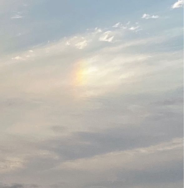 これは何雲でしょうか？ 少し虹色のようにも見えます。 左に太陽がありますが少し距離があります。