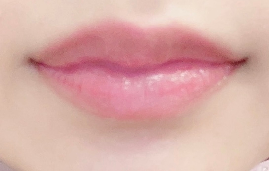 口紅などが落ちる時に、下唇に汚く色が残ってしまうのは どうしたら防げますか？ 原因は何なんでしょうか…乾燥…？ 画像のように下唇の真ん中に線が入ったように 色が残ってしまいます。