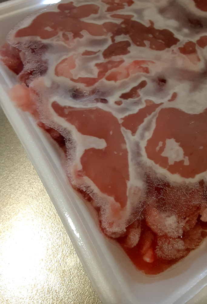 1月14日に宅配で届いた肉を受け取ってすぐに容器を移し替えることなく冷凍してしまいました。 急用で急いでいたので肉の色や血のついた汁を確認せずに出掛けてしまいました。 画像は解凍中の肉です。 これは食べれますか？