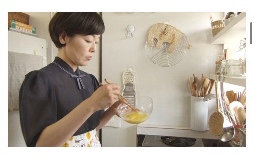 パンとスープとネコ日和というドラマの中で小林聡美さんが着ていたこちらのブラウ Yahoo 知恵袋
