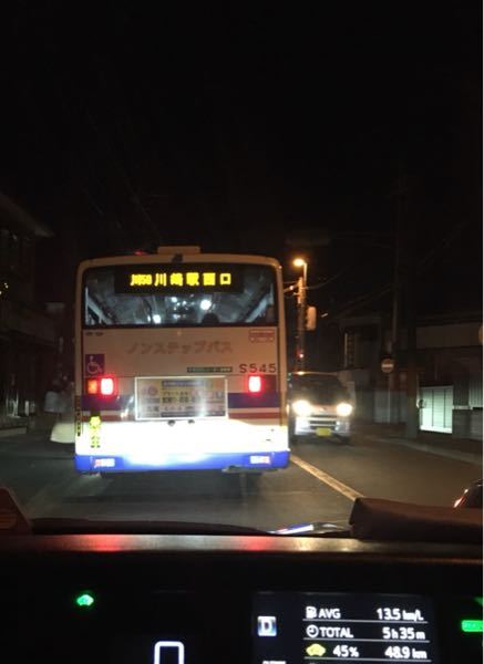 神奈川県の人に質問です。 千葉県千葉、習志野、船橋、市川の方お馴染みの京成バスに似てませんか？ 赤と青が京成カラーなので。 パクリですか？