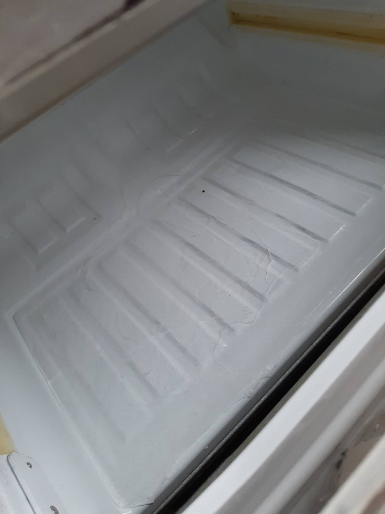冷蔵庫の冷凍室の引き出しを出した下の所に氷ができているのは異常です 