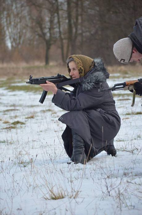 ウクライナではお婆ちゃんまで戦闘訓練をしているではないですか？ 一体何が始まるんです？