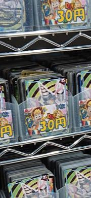 トレカの保管について カードショップにあるノーマルカードのストレージコーナーで、写真のようなカードの保管に使用されているケースが欲しいのですが、どこのものを購入すれば良いのでしょうか？ ポケカやデュエマに使用します。