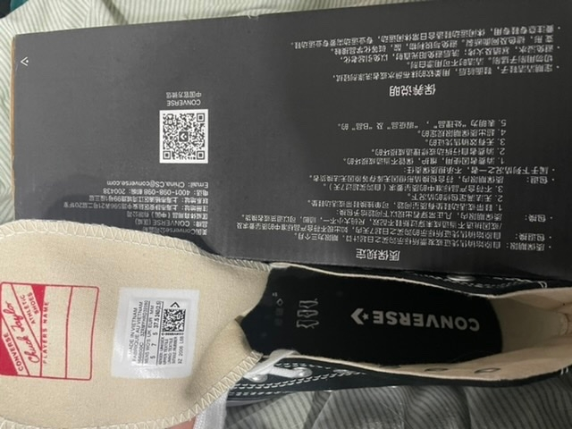 先日メルカリにてconverse ランハイクスターを購入したのですが、箱に中国語が書かれていたり、QRコードが読み取れなかったり、 中敷に貼ってるはずのMADEINVietnamのシールが貼ってなかったりと、FAKEにみえる点がたたあるですがスニーカーに詳しい方見ていただけないでしょうか？ まだ受け取り評価してないのですが、FAKE品だと思われる点を取引相手に伝えないと返品ができないらしく、、 ご協力よろしくお願い致します。 よろしくお願いします。