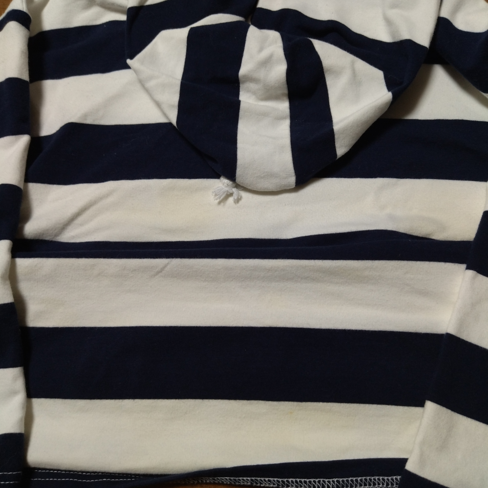 メルカリで目立つ汚れなしと書かれた、Tシャツを購入しました。届いた