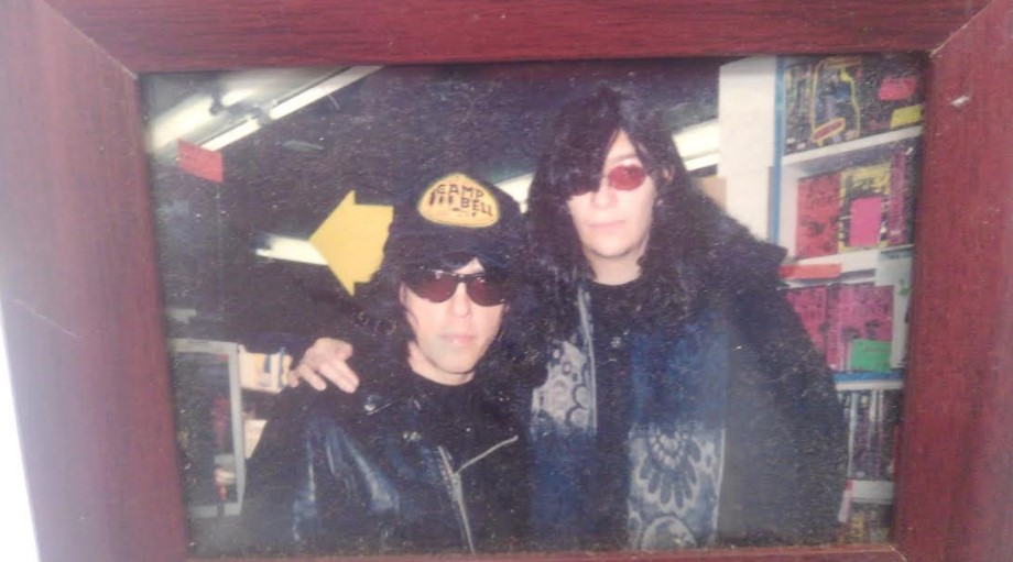 片付けをしていたら昔のジョーイ・ラモーンの生写真が出てきました。 左側は誰だかわかりませんか？ よろしくお願い致します。 パンク、ラモーンズ、Ramones、初期パンク、メロコア、punk、3コード、Joey Ramone