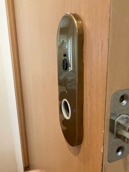 小判座表示錠の取り外し方を教えてください。 自宅のトイレのドアの鍵が壊れたので取り外して交換したいのですが、ドアノブは取れるのですが、カバー部分がとれません。どなたか教えてください。 メーカーは長沢製作所です。
