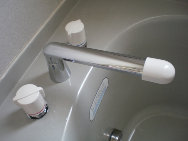 このような2ハンドル浴室水栓をデッキタイプの混合栓に取り替えることは可能ですか？
