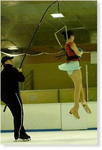 フィギュアスケートの練習で使用する釣り竿タイプの「ジャンプ矯正ハー