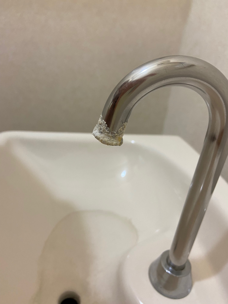 蛇口 トイレタンク についた白い固まりはどうやったら取れますか 激落ちくん Yahoo 知恵袋