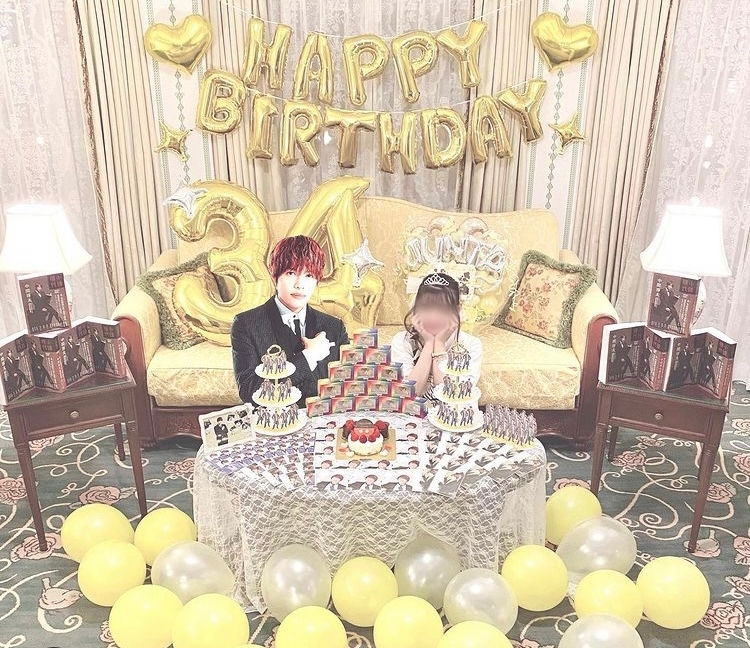 本人不在の誕生日会などで 以下の画像のように推しを祭壇やケーキの奥に配置して Yahoo 知恵袋