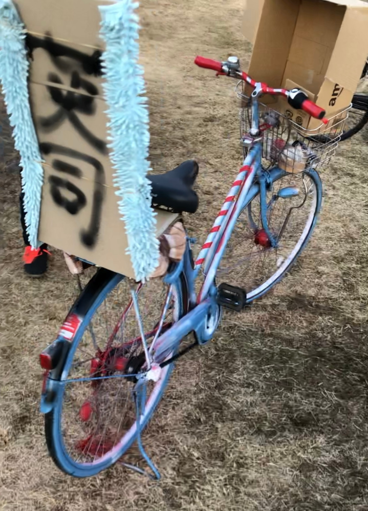 これは友人の自転車なのですが、これでかれこれ一ヶ月程通学してます。 ダサいですよね。 貴方だったら何度見しますか？