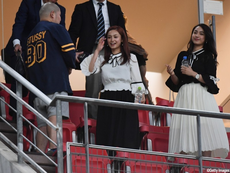 写真中央がサッカー長友選手の妻でタレントの平愛梨さん では向って右は誰 Yahoo 知恵袋