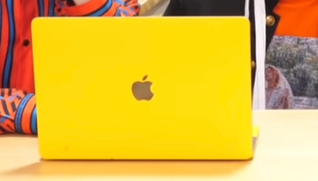 東海オンエアのしばゆーがつかっているmacが黄色いのですが あれはケースでし Yahoo 知恵袋