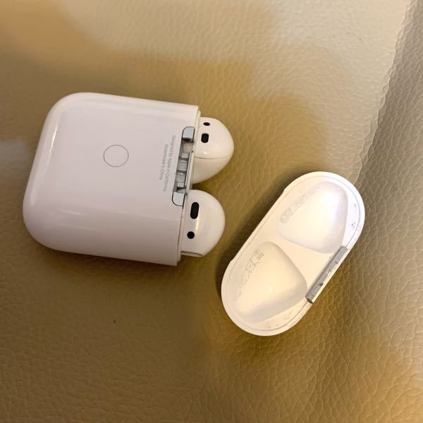 AirPodsイヤホンを床に落としてしまい、画像のように蓋が取れてしまい
