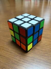 バラバラになったルービックキューブがあり、YouTubeを観て一面