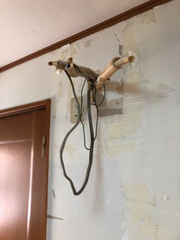 壁紙を貼るのに エアコンのホースが邪魔なのですが 出っ張っている部分をカッターな 教えて 住まいの先生 Yahoo 不動産