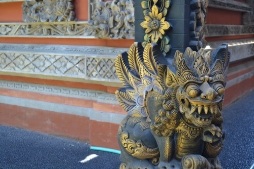 インドネシア バリの この像は何でしょうか 翼はありますが腹が爬虫類なので Yahoo 知恵袋