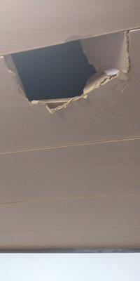 天井に穴が空きました賃貸で薄い木材ですどれくらい修繕費がかかりますか Yahoo 知恵袋