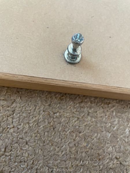 IKEAで購入したEKEDALENという机を組み立てようとして、ネジの場所を間違えてしまいました。 ネジはペンチで抜く事ができたのですが、ネジ穴を潰してしまいました。 ネジの品番は154954... 
