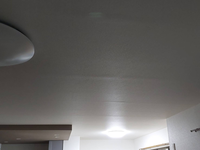 １階の天井部分が このようにうっすら柱に沿って壁紙に影ができているのですがこ Yahoo 知恵袋