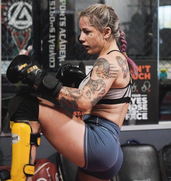 この海外の工ロ可愛かっこいい女性格闘家さんの名前わかる方いたら教えてください Yahoo 知恵袋