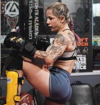 この海外の工ロ可愛かっこいい女性格闘家さんの名前わかる方いたら教えてください Yahoo 知恵袋