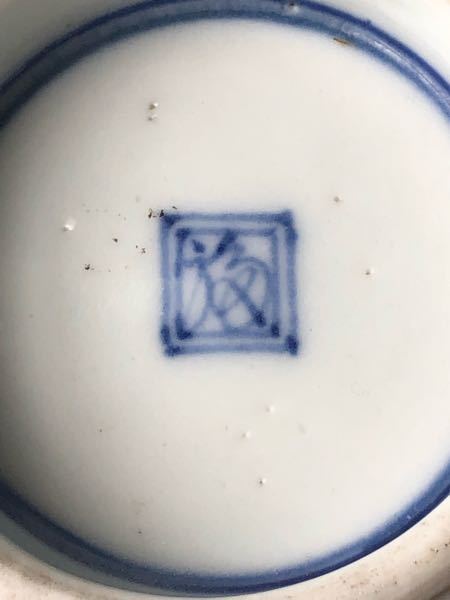 茶碗の高台の中に画像の銘？がありますが誰の作品か分かりますか？詳しい方よろしくお願いします！