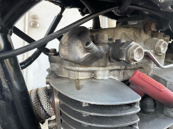 sr400のオイル漏れ - シリンダーヘッドカバーの接合部からの 