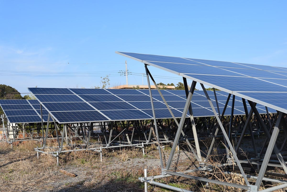太陽光発電について質問です 最近、田舎の 広い空き地・休耕田で 大きい太陽光発電所を見かけるんですが ソーラー発電て 割に合うんですか 誰かわかりますか。？