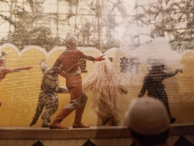 古いウルトラマンショーの写真が出てきたのですが、中央の白いムックのような怪獣はなんですか？