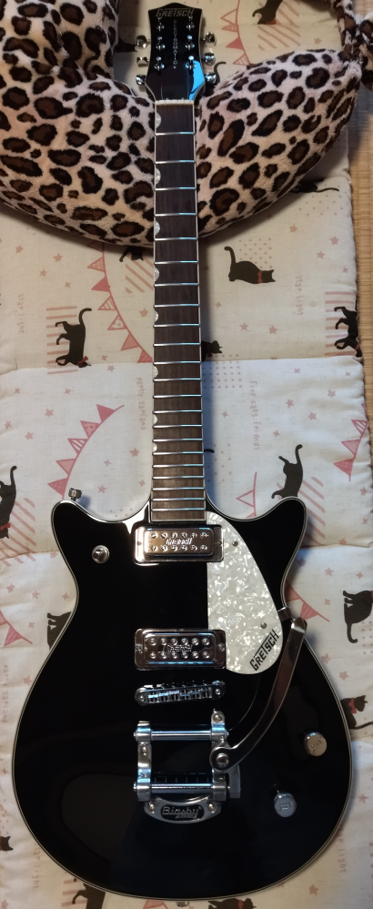 GRETSCHのこのギター 07から始まる中国製のギター 譲り受けましたが型番とかスペック 当時のお値段などご存じの方おられましたら お教え下さい。 弦はまだ張替えれていません。