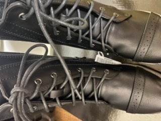 靴紐について このタイプの靴紐がすぐに取れるのですが何か良い方法はありませんか？ 安い靴を買ったせいか？すぐ、ほどけます。 靴屋で同じようなのを買えばほどけづらいのでしょうか？ 他に何か方法...