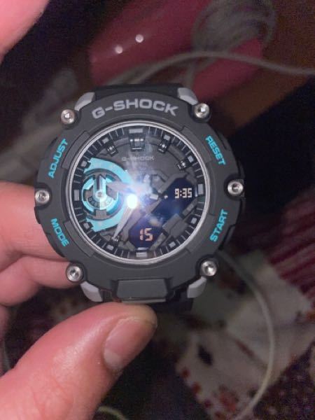 腕時計、Gショックについて。 このGショックは12000円だったんですが妥当ですか それとこの左の○みたいなのは何ですか？ あと、暗闇でライトを付けるにはどうしたらいいですか？