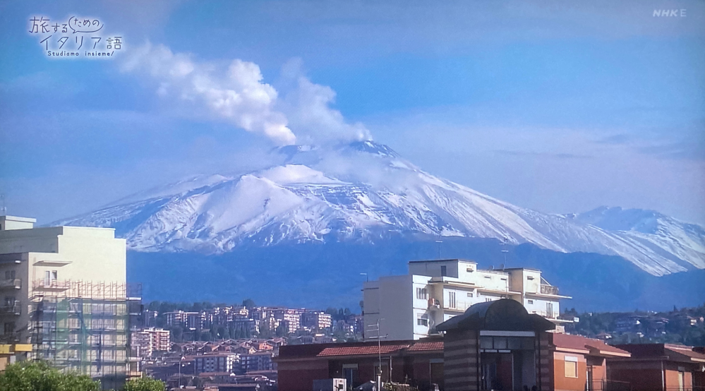 ここはイタリア カターニアのどこからエトナ山を撮影したものでしょうか？ 画像や画像URLなどの説明付きで、詳しく調べられる方お願いします。 https://imgur.com/4UQGsNR