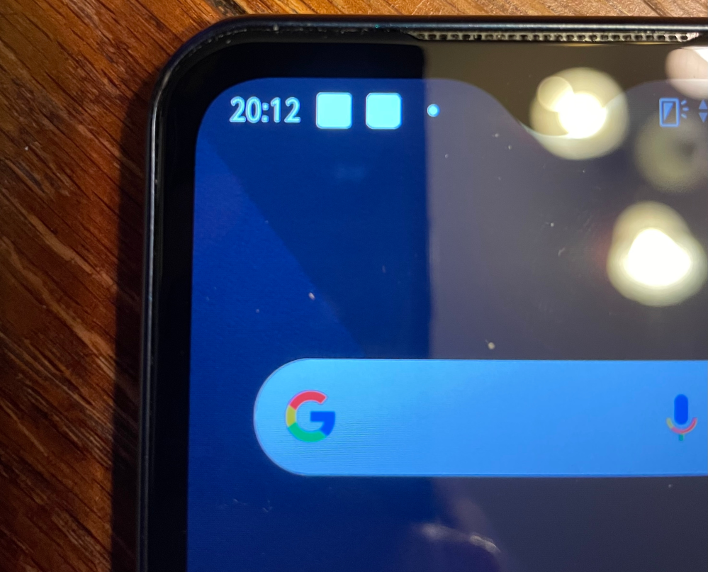 Androidの携帯で 時刻の横の四角のマークが左右に動くのを 消したいのですが 方法を教えてください