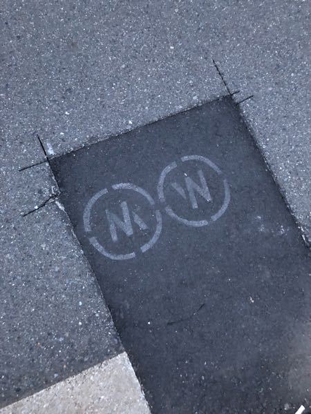 道路に書いてあるWみたいなのは何ですか