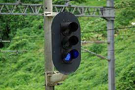 韓国の鉄道信号では、青信号といってもなぜ緑色ではなく本物の青色の信号もあるのですか？