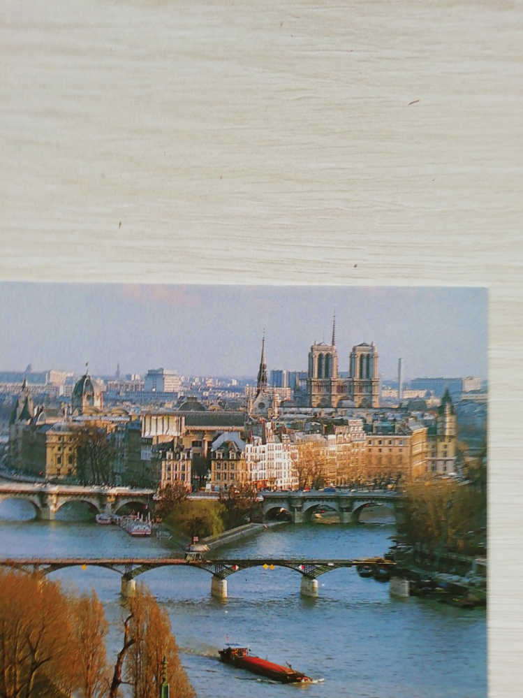 回答お願いします。 右上の建築物はノートルダム大聖堂で合っていますか？ 32年前の大判ポストカードです。