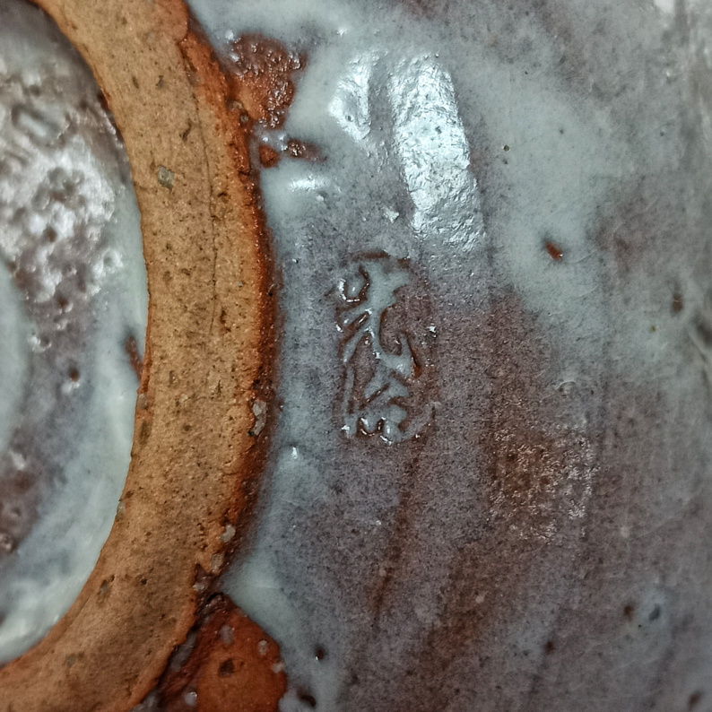 小鉢の裏にある陶印です。何方の作品でしょうか。
