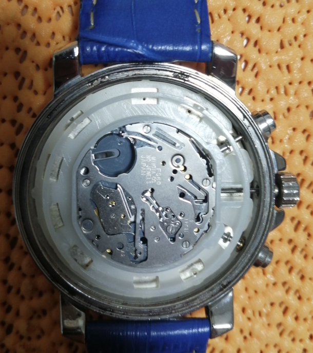 画像の腕時計のオシドリの位置が分かる方いらっしゃいますか？ CASIOのBESIDEと言う腕時計で逆輸入モデルです。
